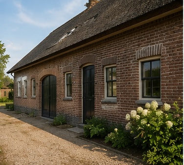 Boerderijgevel met gerenoveerd metselwerk