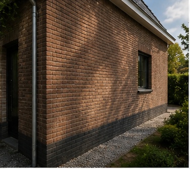 Detail van warm baksteenwerk bij een woning